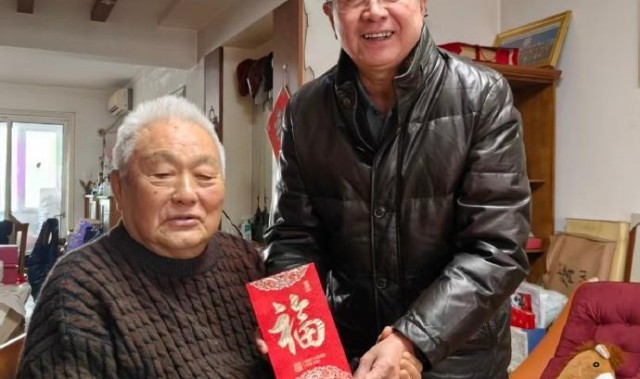 宋凯春节前看望足坛元老年维泗，在家每天都关注冬奥