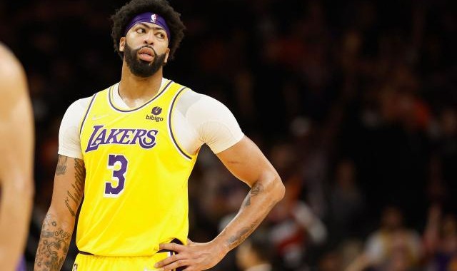 两个赛季只打76场！浓眉当领袖得先过身体关