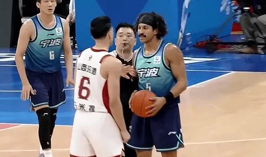 kaiyun 官网-杰克逊与于米提身体碰撞后发生小摩擦，双方领到技术犯规