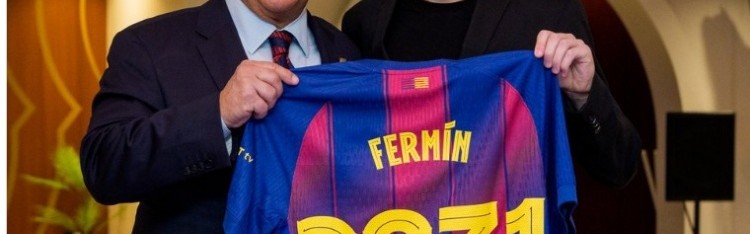 kaiyun 官网-续约完成！巴萨官推晒费尔明与拉波尔塔合照，手持2031号码球衣