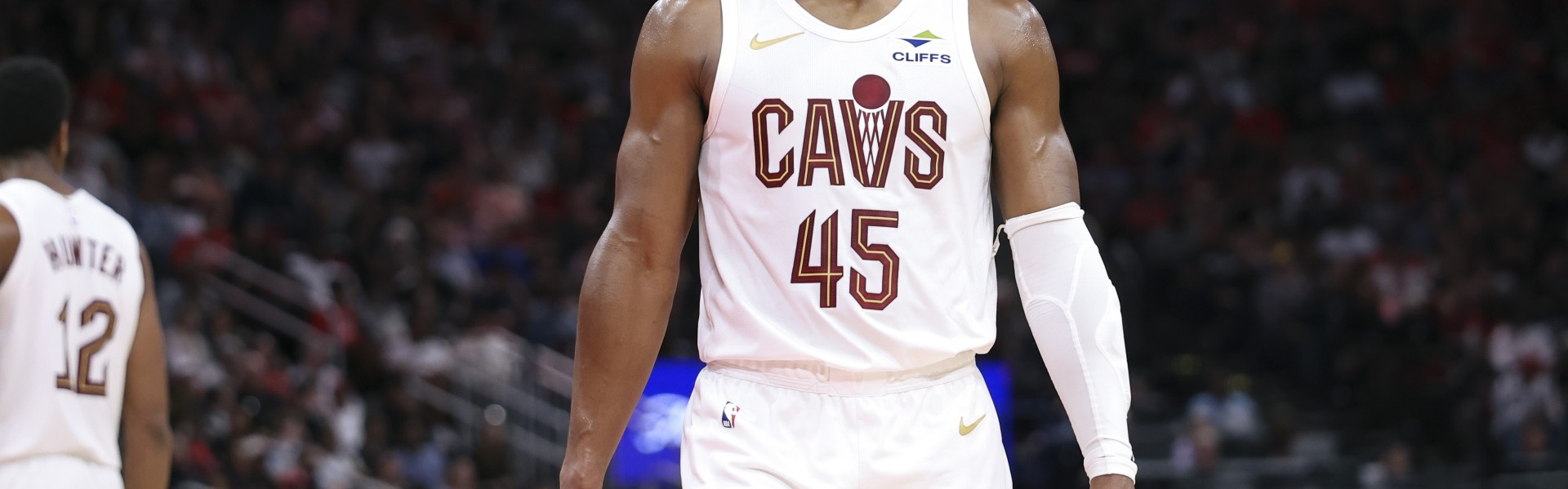 app下载-8失误辣眼！多诺万·米切尔20中8拿到24分6助 三分8中2