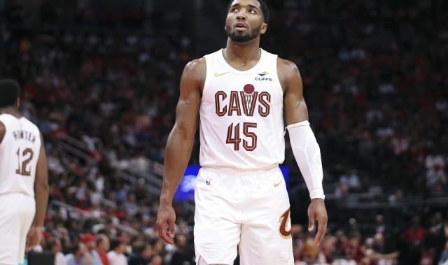 app下载-8失误辣眼！多诺万·米切尔20中8拿到24分6助 三分8中2