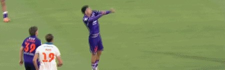 网页版登录入口-半场：珀斯光荣1-1布里斯班狮吼，塔加特破门，克里斯-朗点射