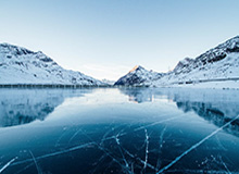 开云体育-载誉而归，中国足协秘书长袁永清一行为归来的球员戴上花环